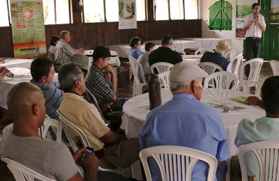 O coordenador técnico da Microgeo palestrou sobre adubação biológica – reestruturação e revitalização progressiva do solo.