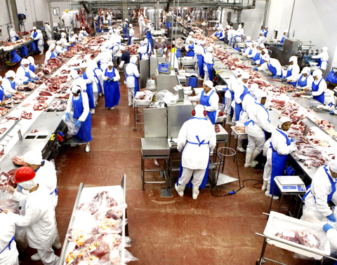 Agrofolha - 02.01.2012 - Frigorífico Marfrig, na cidade de Promissão - Foto: REUTERS/Paulo Whitaker