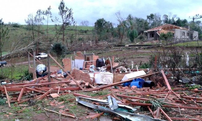 tornado_Francisco-Beltrao_Parana_14072015_09-665x407 (1)