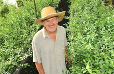 AGRICULTOR-FRUTAS-DIFERENTE