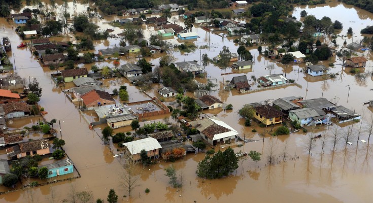 Gov. Beto Richa vistoria áreas afetadas pelas enchentes
